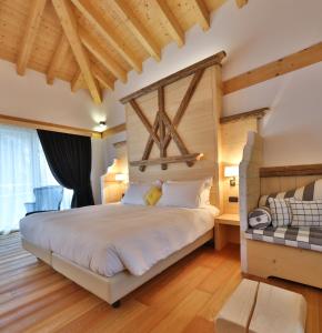 Un pat sau paturi într-o cameră la Hotel Alla Posta