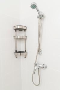 La salle de bains est pourvue d'une douche avec un pommeau de douche. dans l'établissement Rosenstein Suite, à Vienne