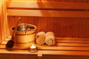 uma sauna com toalhas e uma vela numa prateleira em Archontiko Hatzipanayioti em Leonidio