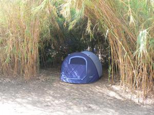 uma tenda azul sentada num campo de relva alta em Camping Elizabeth em Rethymno Town