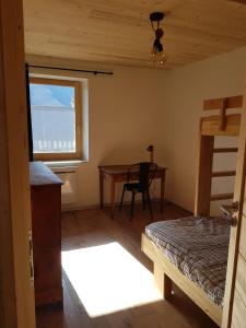 1 dormitorio con cama, escritorio y mesa en Chez Papy - Grand Appart Entirely renovated Ventelon La Grave La Meije, en La Grave
