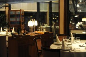 a dining room with tables with white tablecloths and glasses at Hotel Milan in Pula