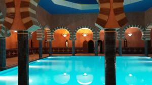 una piscina en un edificio con una mezquita en Hotel Kasbah Azalay en Mhamid