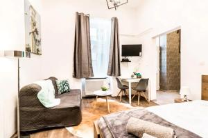Televízia a/alebo spoločenská miestnosť v ubytovaní Amazon Apartment near the famous party Boulevard