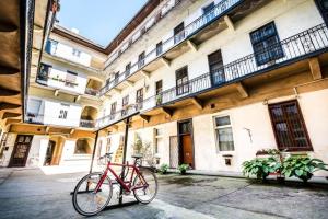 ブダペストにあるAmazon Apartment near the famous party Boulevardの建物前に停められた赤い自転車