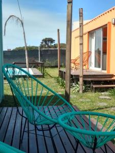 - un hamac vert sur une terrasse avec une maison dans l'établissement Casacubo Necochea, à Necochea