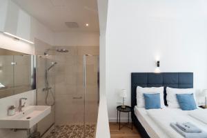sypialnia z łóżkiem, prysznicem i umywalką w obiekcie easy flat Sankt Elisabeth w Wiedniu +37 zdjęć