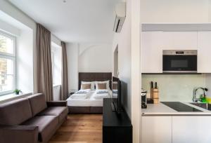 Pokój z łóżkiem, kanapą i kuchnią w obiekcie easy flat Sankt Elisabeth w Wiedniu