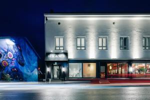 un bâtiment avec une peinture sur son côté dans l'établissement HAAWE Boutique Apart Hotel, à Rovaniemi