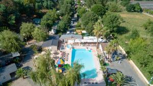 Bazén v ubytování Camping Le Parc des Monges nebo v jeho okolí