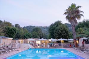 Bazén v ubytování Camping Le Parc des Monges nebo v jeho okolí