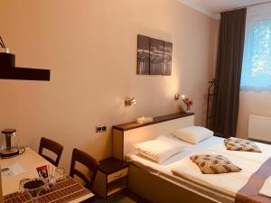 Un pat sau paturi într-o cameră la Hotel Pankrac
