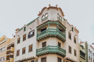 Un edificio con balcones a los lados. en Céntrico estudio junto al Parque García Sanabria, en Santa Cruz de Tenerife