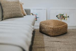 sala de estar con sofá y reposapiés en Céntrico estudio junto al Parque García Sanabria, en Santa Cruz de Tenerife