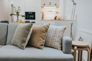 una pila de almohadas en un sofá en la sala de estar en Céntrico estudio junto al Parque García Sanabria, en Santa Cruz de Tenerife