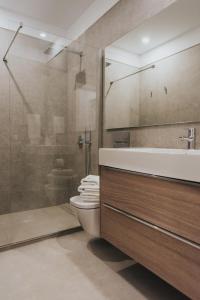 Un baño con lavabo, inodoro y ducha. en Céntrico estudio junto al Parque García Sanabria, en Santa Cruz de Tenerife 22 fotos más