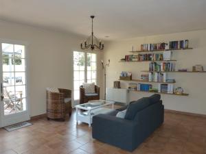 una sala de estar con un sofá y una mesa en La Vergne, en Saint-Martin-des-Combes