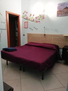 Cama grande en habitación con colchón morado en B&B Da Roberto, en Nápoles