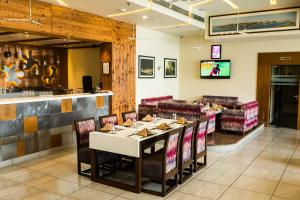 Un restaurante o sitio para comer en The Gold Beach Resort