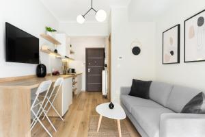 ein Wohnzimmer mit einem Sofa und einem Tisch in der Unterkunft Homey Skg in Thessaloniki