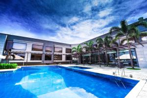 una gran piscina frente a un edificio en The Gold Beach Resort, en Daman