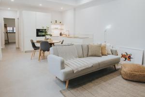 Una sala de estar blanca con un sofá y una mesa. en Céntrico estudio junto al Parque García Sanabria, en Santa Cruz de Tenerife