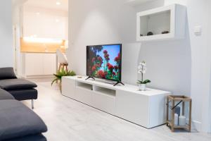 A television and/or entertainment centre at Belgrano Beach & Oldtown by Beauty Rentals