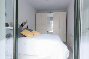 A bed or beds in a room at Belgrano Beach & Oldtown by Beauty Rentals
