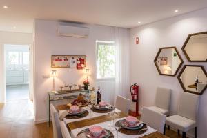un comedor con mesa y sillas y una habitación en Toi et Moi-Guests speek for us! en Ponta Delgada