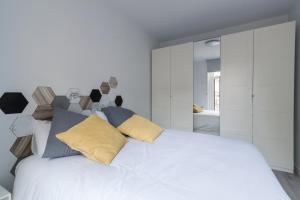 A bed or beds in a room at Belgrano Beach & Oldtown by Beauty Rentals