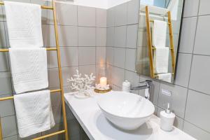 een badkamer met een witte wastafel en een spiegel bij Toi et Moi-Guests speek for us! in Ponta Delgada +33 foto's