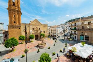 una ciudad con una torre del reloj y una calle en Hotel Manzanito, en Antequera