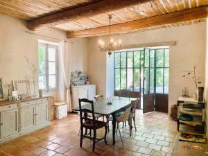 cocina y comedor con mesa y sillas en La Bastide en Saint-Julien