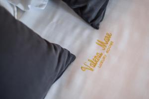 Valena Mare Suites & Apartments客房内的一张或多张床位