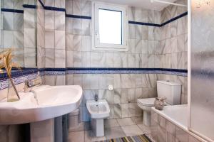 La salle de bains est pourvue d'un lavabo et de toilettes. dans l'établissement IMEDA TRIPLEX MULHACEN, à Sierra Nevada