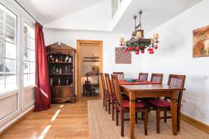 - une salle à manger avec une table et des chaises dans l'établissement IMEDA TRIPLEX MULHACEN, à Sierra Nevada