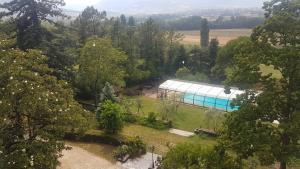 - une vue sur un bâtiment avec piscine dans l'établissement Chateau de Mauras, à Chomérac