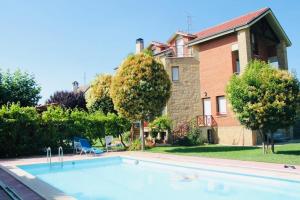 a large swimming pool in front of a house at Preciosa casa independiente con piscina cubierta y gran jardín privados in Haro