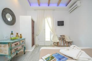 Valena Mare Suites & Apartments的电视和/或娱乐中心