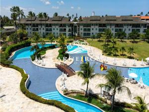 einen Luftblick auf einen Wasserpark in einem Resort in der Unterkunft Beach Class Muro Alto - Porto de Galinhas in Porto De Galinhas