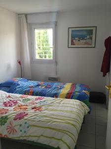 サン・シプリアンにあるVilla 33 résidence Les Pierres de Jadeのベッドルーム(ベッド1台、窓付)