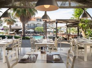 A restaurant or other place to eat at Flegra Palace