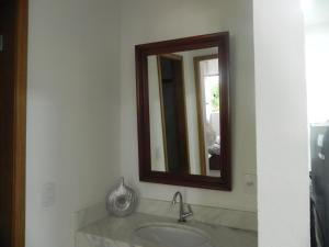 bagno con lavandino e specchio di Aconchego e Requinte no Centro a Petrópolis