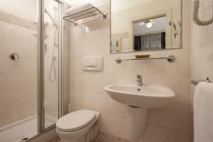 Koupelna v ubytování Hotel Dorica + 18 fotografií