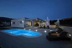 Bazén v ubytování Villa Immortelle with pool and sea view nebo v jeho okolí