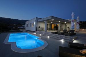 Bazén v ubytování Villa Immortelle with pool and sea view nebo v jeho okolí