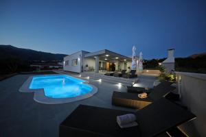 Bazén v ubytování Villa Immortelle with pool and sea view nebo v jeho okolí