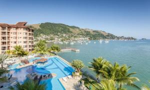 een luchtzicht op een resort met een groot zwembad bij Porto Bali - Resort Mercure in Angra dos Reis