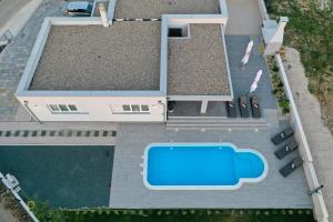 Bazén v ubytování Villa Immortelle with pool and sea view nebo v jeho okolí
