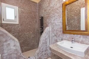 Valena Mare Suites & Apartments的一间浴室